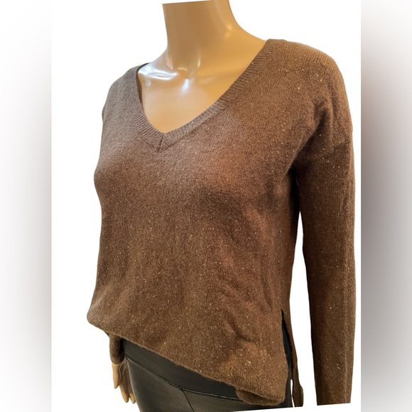 Cozy v neck sweater with side slits - Picture 11 of 11